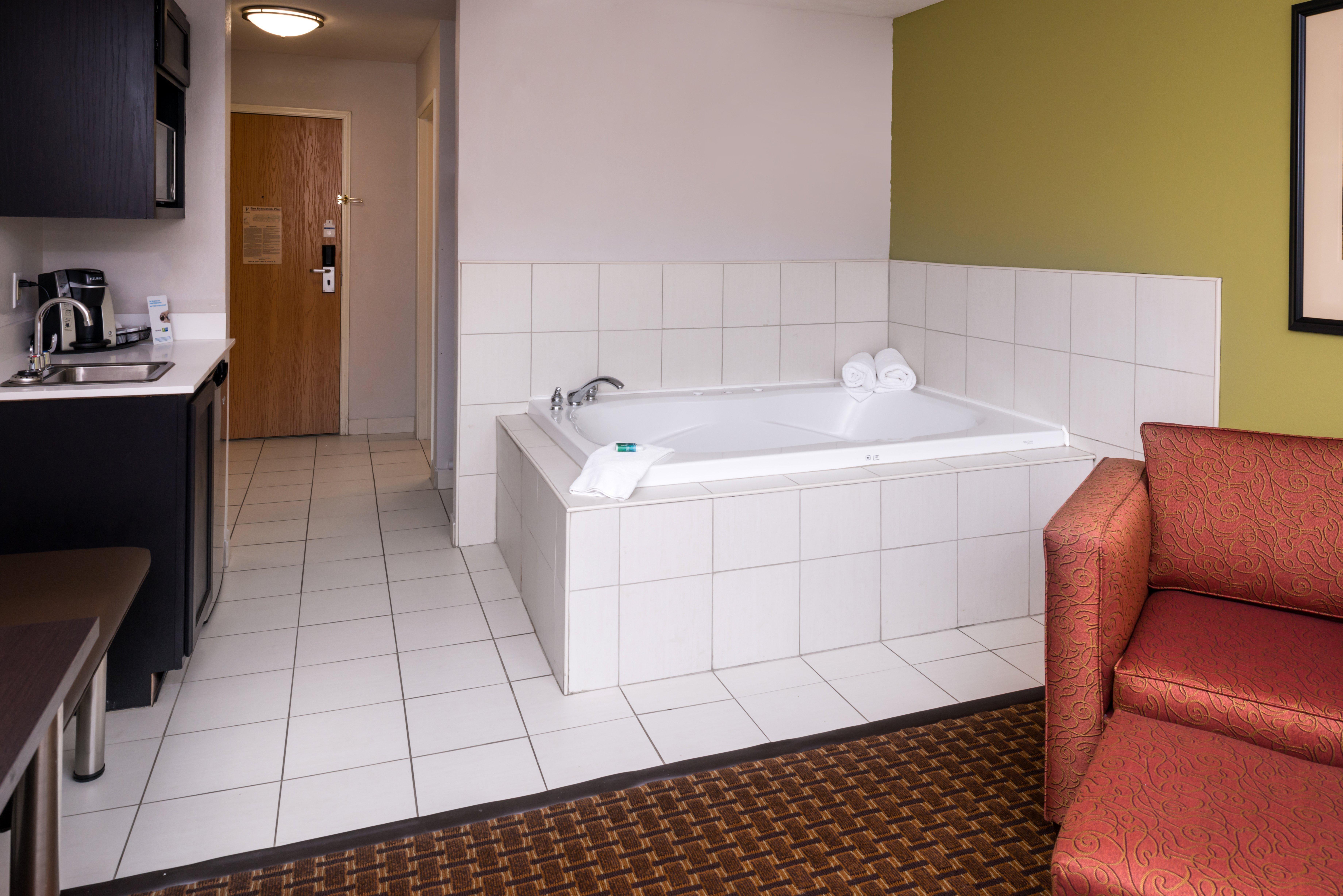 Holiday Inn Express & Suites Bucyrus By Ihg Exterior photo