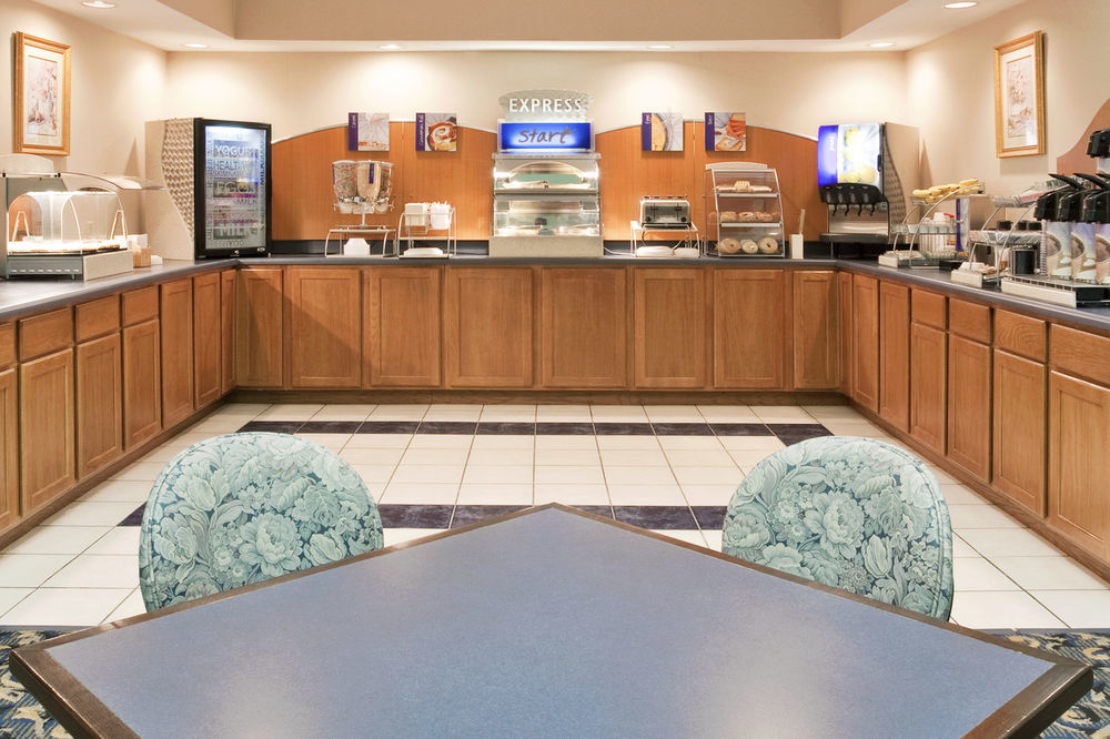 Holiday Inn Express & Suites Bucyrus By Ihg Restaurant photo